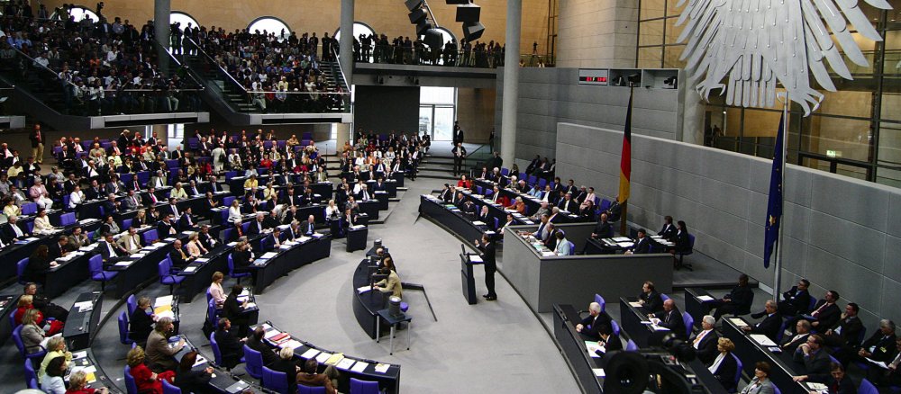 Politiker diskutieren im Bundestag.