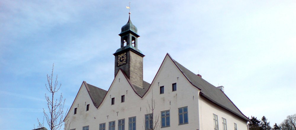 Das Kloster Nütschau in Travenbrück bei Bad Oldesloe ist ein selbständiges Benediktiner-Priorat und gehört der Beuroner Kongregation an.