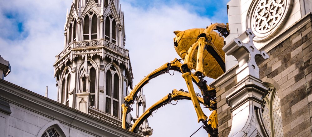 Roboterspinne Kumo auf der Kathedrale Notre Dame von Ottawa
