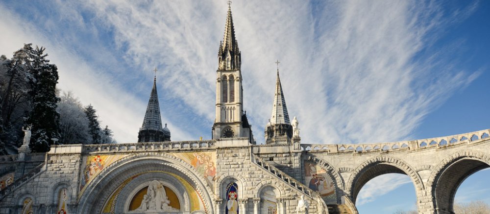 Kirche mit Brücke vor klarem Winterhimmel