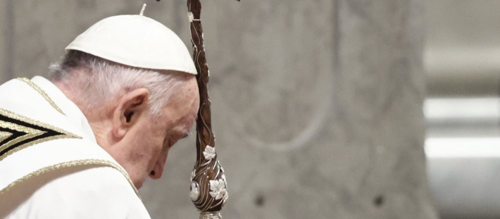 Papst Franziskus stützt sich auf einen Kreuzstab