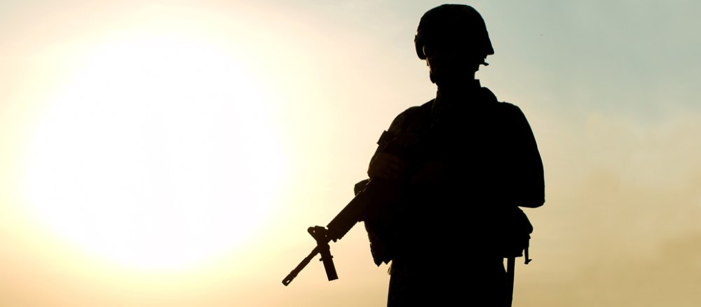 Soldat mit Gewehr im Gegenlicht, Schatten
