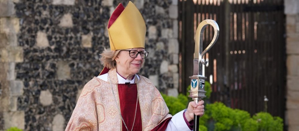 Die Erzbischöfin von Canterbury, Sarah Mullally, trifft ein, um die Oster-Eucharistiefeier in der Kathedrale von Canterbury in Kent zu leiten.