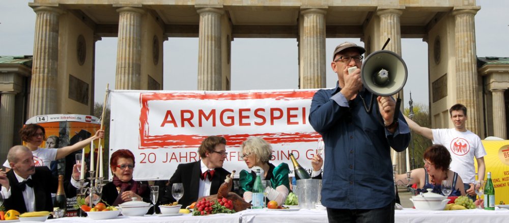 Menschen demonstrieren vor dem Brandenburger Tor in Berlin.