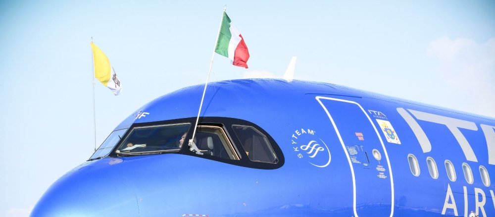 Flugzeug der ITA Airways mit den Flaggen des Vatikans und Italiens