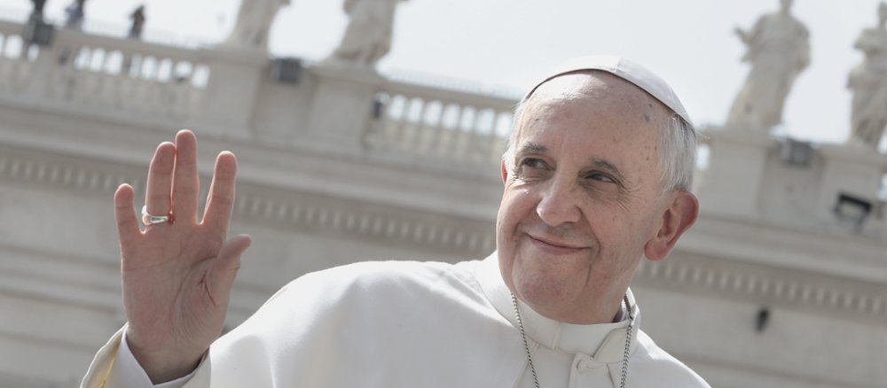 Papst Franziskus winkend vor dem Petersdom.