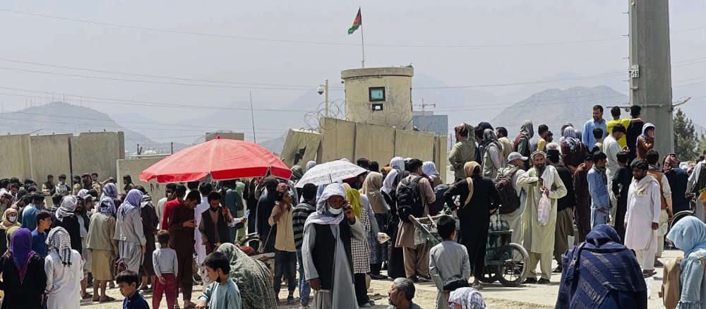 Menschen versammeln sich vor dem Flughafen in Kabul