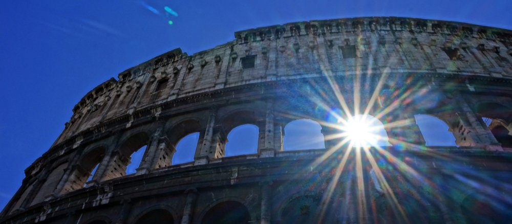 Die Sonne scheint am durch eine der Öffnungen im Kolosseum in Rom