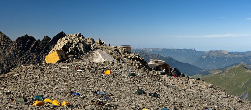 Bunte Bergzelte im Basislager auf dem Gletscher Tete Rousse nahe der Tete Rousse-Hütte, Mont Blanc-Massiv