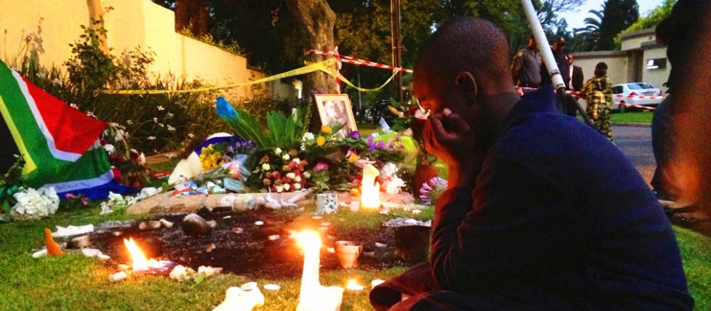 Ein junger Mann trauert um Nelson Mandela.