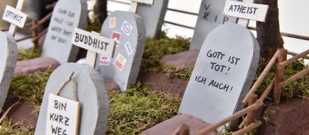 Miniatur-Grabsteine mit lustigen Sprüchen zum Tod.