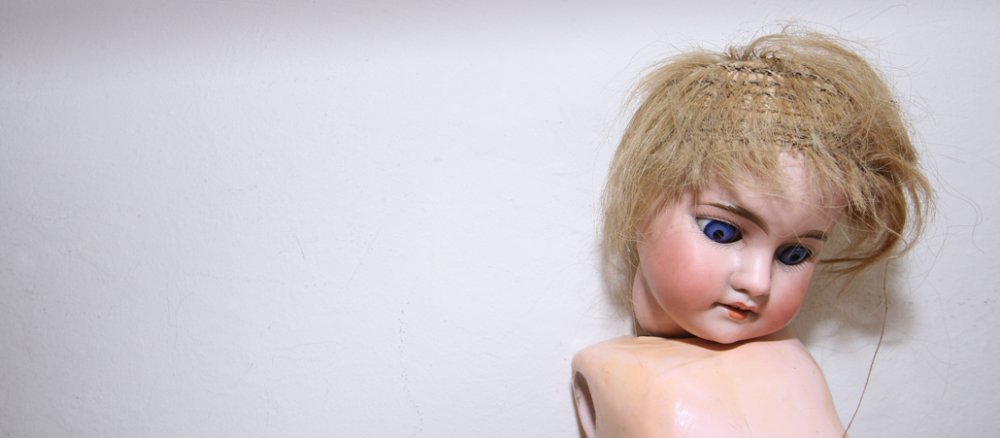 Eine beschädigte Kinderpuppe symbolisiert sexuellen Missbrauch.