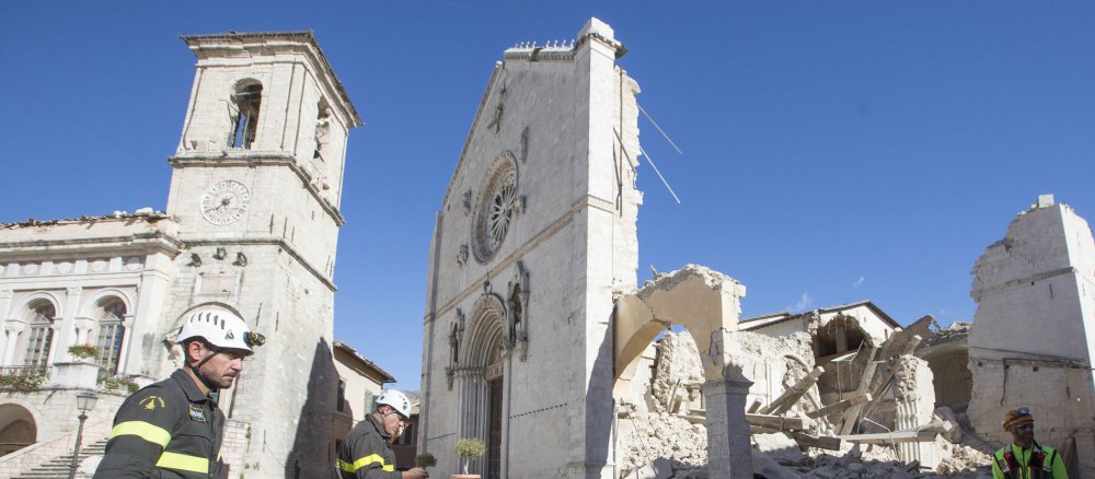 Feuerwehrleute im vom Erdbeben zerstörten Norcia
