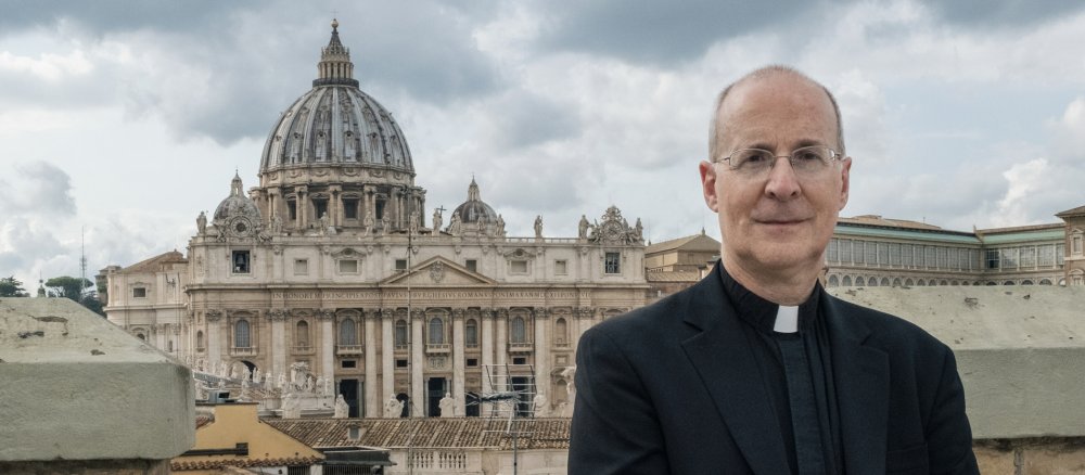 Jesuit James Martin in Rom. Im Hintergrund: der Petersdom.