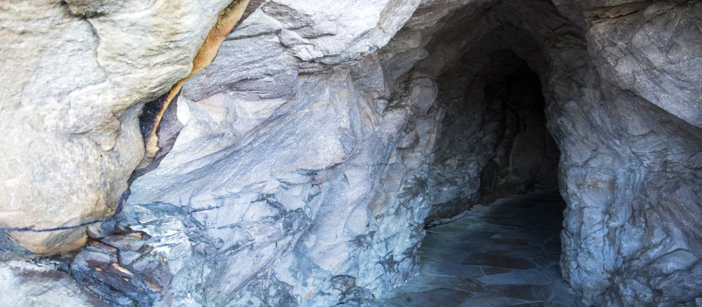 Der Eingang zu einer Felshöhle