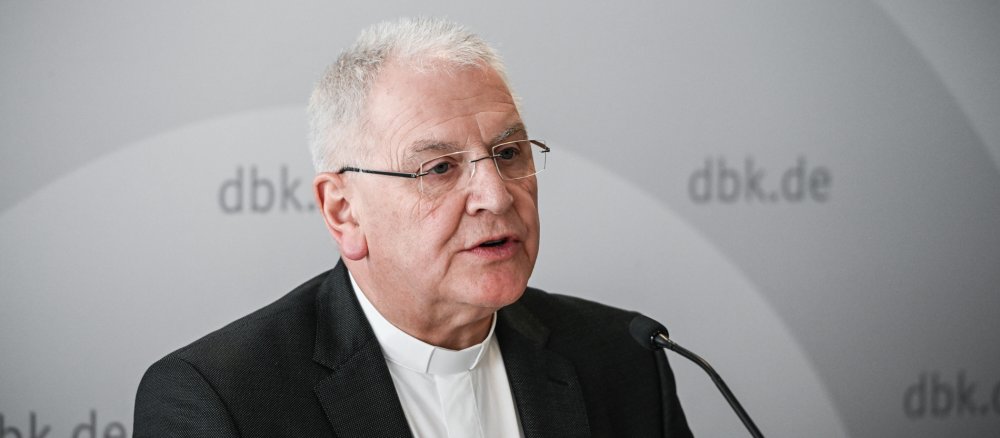 Bischof Heinrich Timmerevers bei einer Pressekonferenz