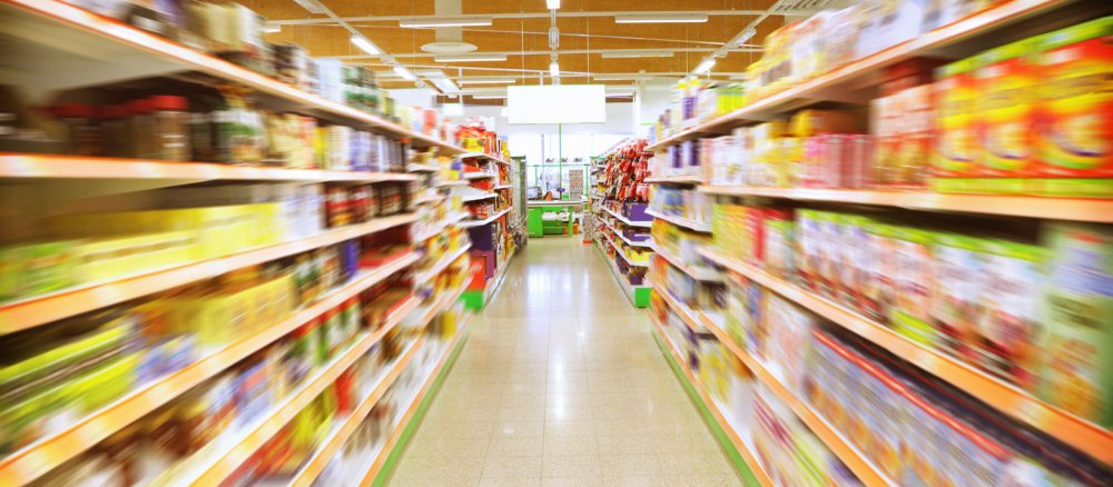 Im Gang eines Supermarktes.