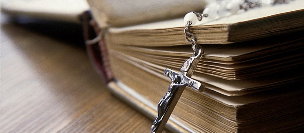 Ein Gebetbuch mit Rosenkranz dient dem regelmäßigem Gebet.
