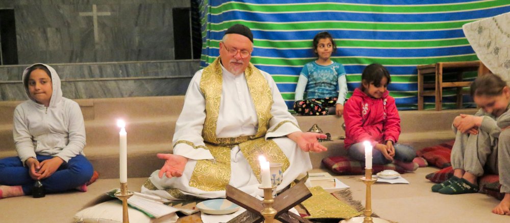 Pater Jens Petzold feiert Gottesdienst in einem Kloster im Irak mit Kindern