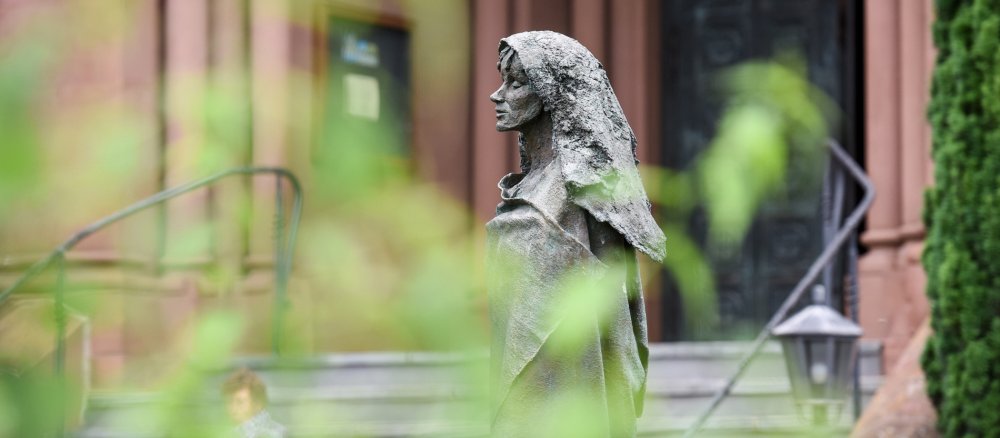 Eine Statue von Hildegard von Bingen