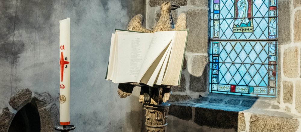 Eine Osterkerze neben einem Psalter