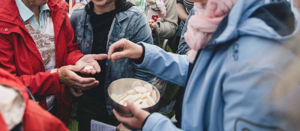 Kommunionausteilung während der heiligen Messe zu Christi Himmelfahrt auf dem 101. Deutschen Katholikentag in Münster.