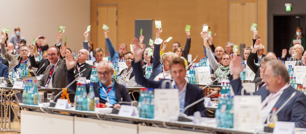 Zahlreiche Synodale äußern per Handzeichen ihre Zustimmung bei der Synodalversammlung