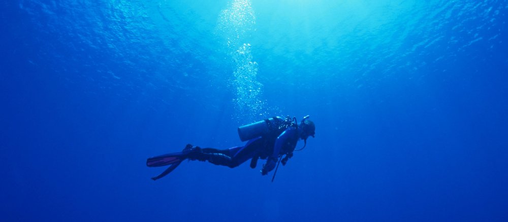 Ein Taucher im Meer
