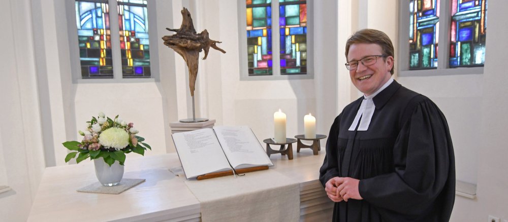 Ein evangelischer Pfarrer am Altar