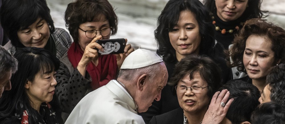 Papst Franziskus segnet Frau