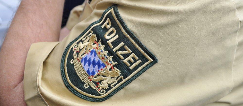 Ein bayerischer Polizist in Uniform.
