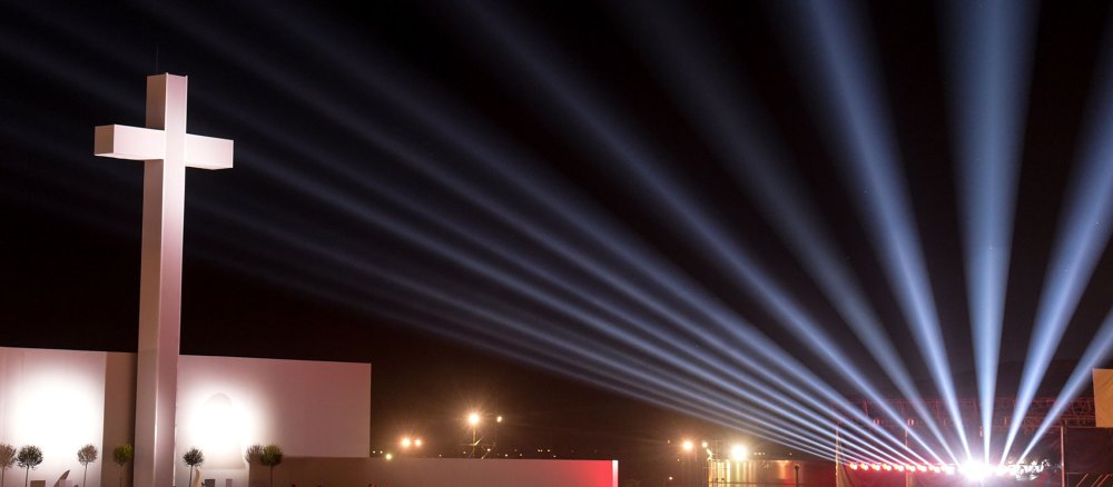 Das Kreuz am Campus Misericordiae bei Nacht