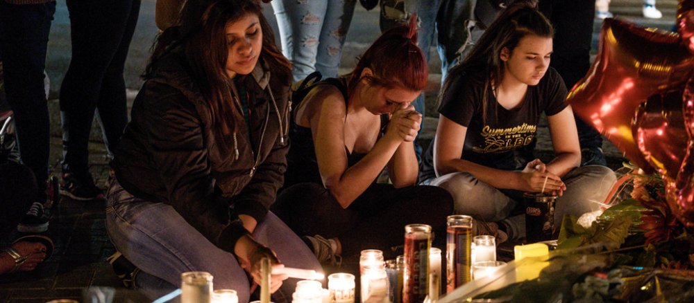 Junge Menschen beten und Trauern nach dem Massenmord bei einem Musikfestival in Las Vegas.