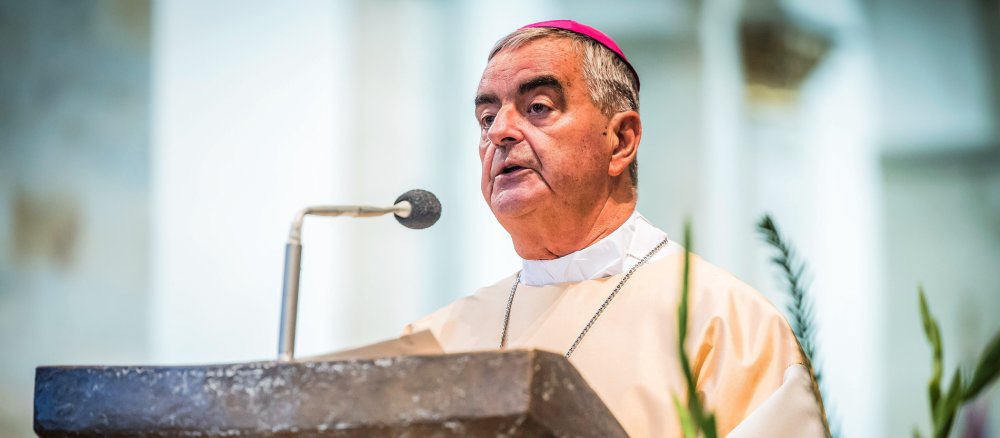 Nuntius Nikola Eterovic bei einer Ansprache an einem Ambo