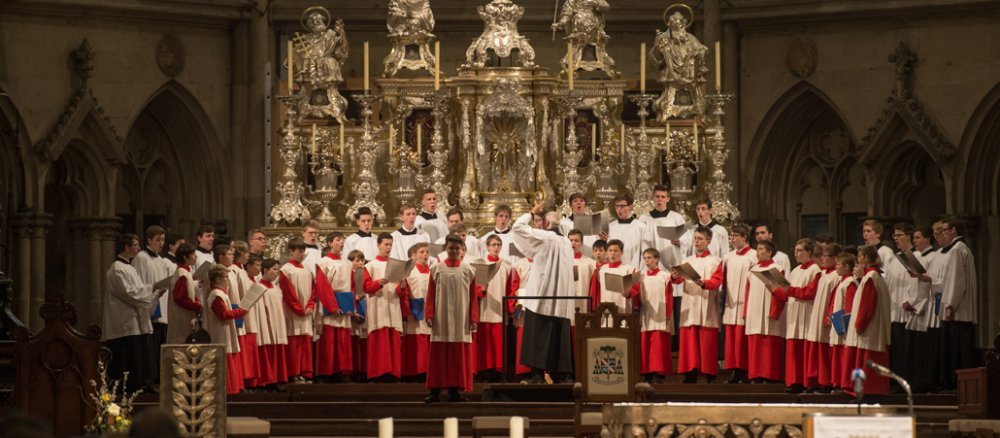 Ein Chor steht in einem Halbrund in einer Kirche