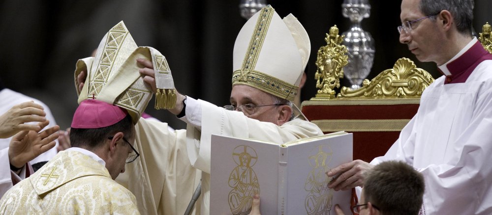 Papst Franziskus spendet einem Priester das Sakrament der Bischofsweihe.