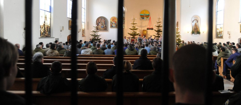 Häftlinge feiern Weihnachten hinter Gittern in einem Anstaltsgefängnis.