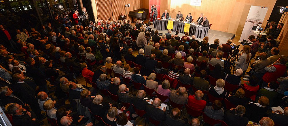 Zuschauer und Diskutanten bei einer Podiumsdiskussion zur Situation im Bitsum Limburg am 12. November 2013.