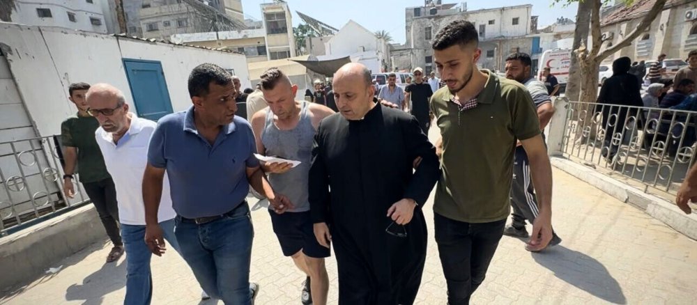 Der Pfarrer von Gaza-Stadt, Gabriel Romanelli, nach einem Angriff auf die Kirche