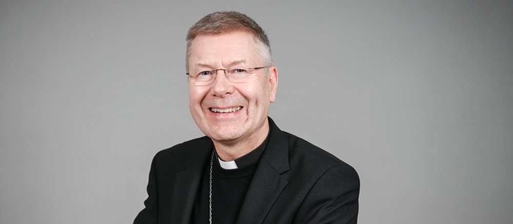 Der Münsteraner Weihbischof Stefan Zekorn lächelt.