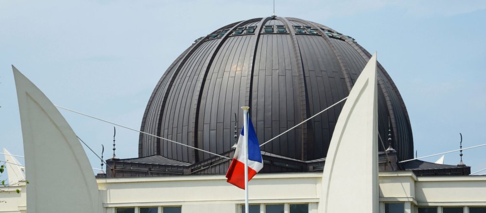 Die Tricolore weht vis-a-vis der Großen Moschee in Straßburg