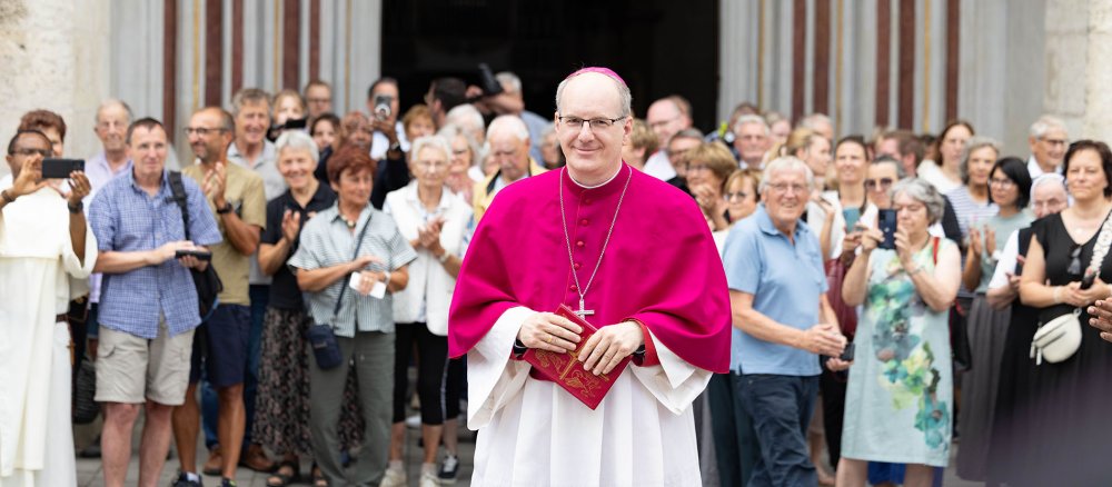 Bischof Christian Würtz bei seiner Vorstellung als neuer Eichstätter Bischof vor dem Eichstätter Dom