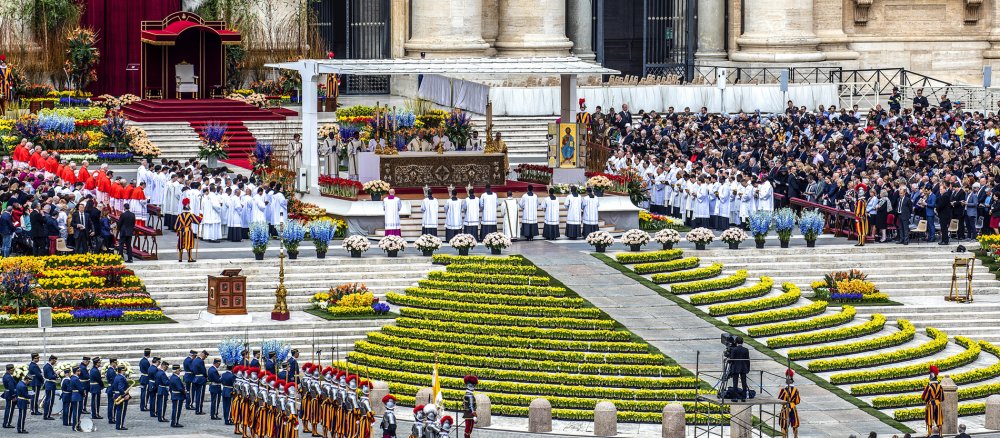 Ostermesse auf dem mit Blumen geschmückten Petersplatz