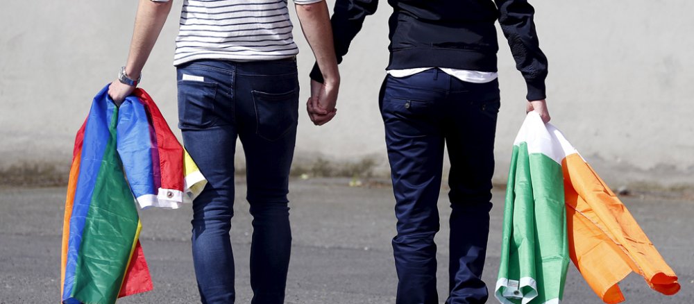 Zwei Männer halten nach dem Referendum in Irland übe rdie "Homo-Ehe" Händchen.