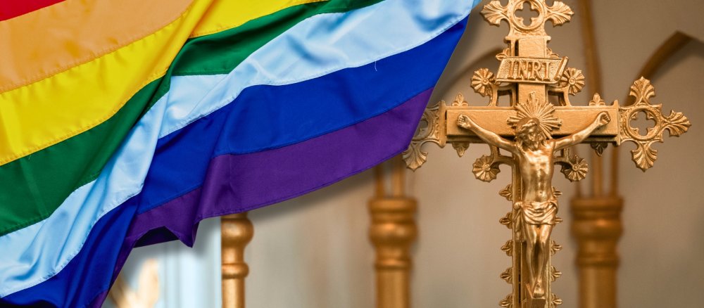 Regenbogenfahne und Kreuz