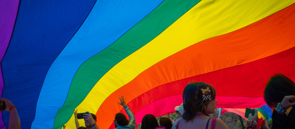 Eine Regenbogenflagge der queeren Community