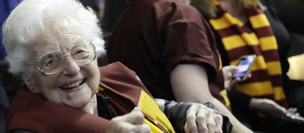 Die 98-jährige Ordensfrau Jean Dolores Schmidt ist Seelsorgerin des Basketball-Teams der Loyola Universität in Chicago.
