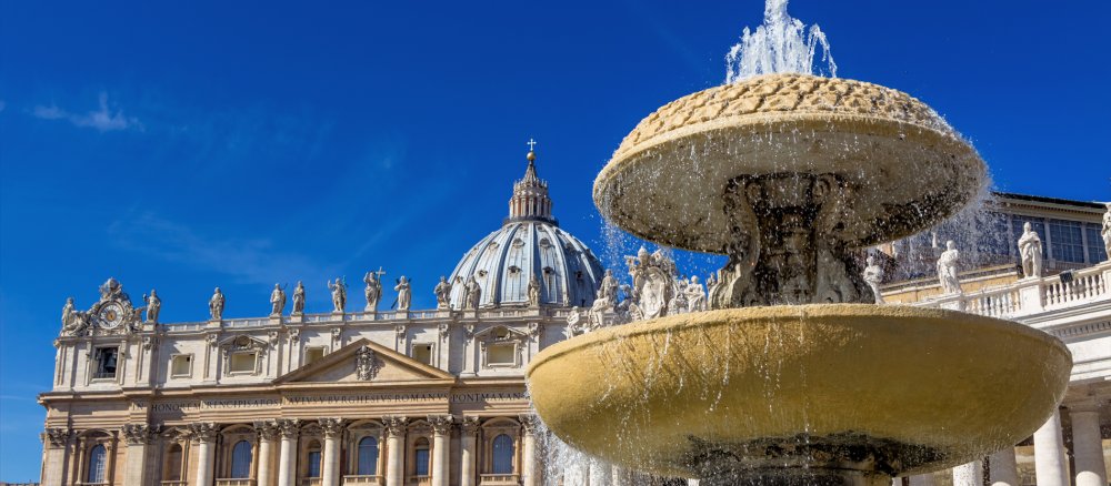 Ein Brunnen auf dem Petersplatz im Vatikan.