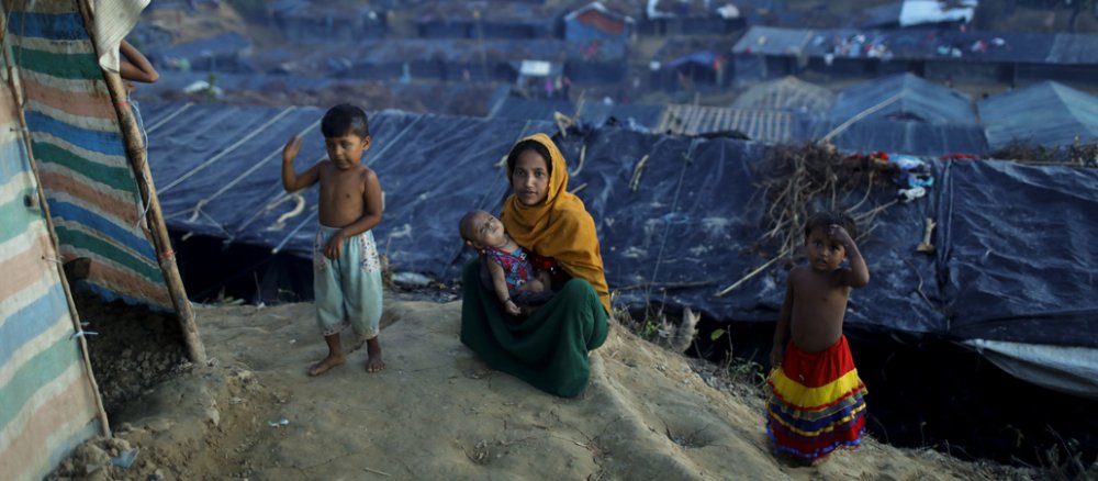 Eine Rohingya-Frau sitzt neben ihrem selbstgebauten Zelt im Balukhali-Camp.