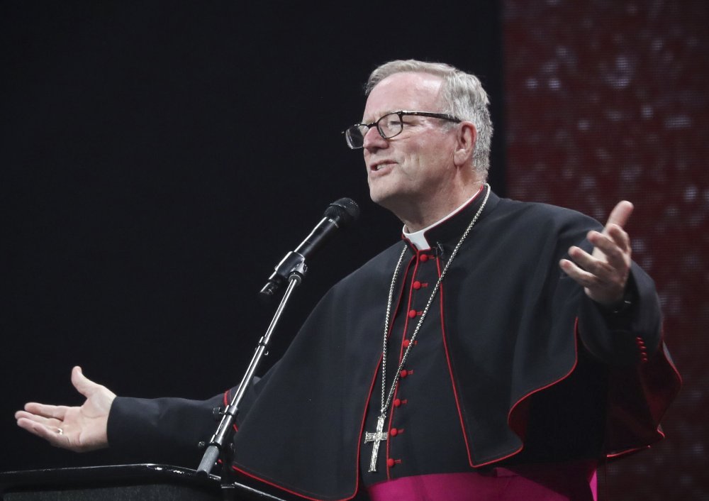 Bischof Robert Barron spricht in ein Mikrofon